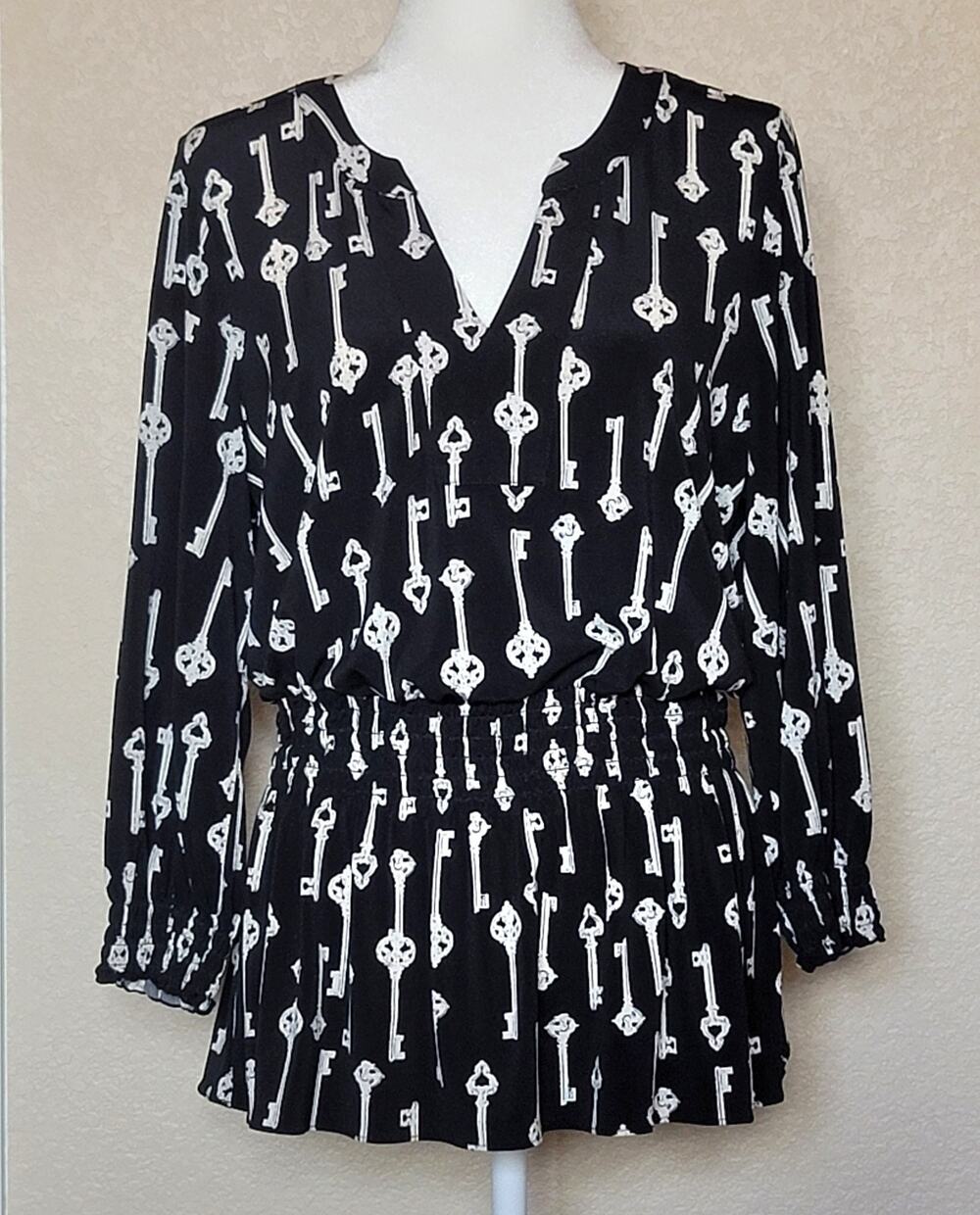 Alfani Womens 3/4 Sleeve Black and White Skeleton Key V-Neck Blouse Size: Medium